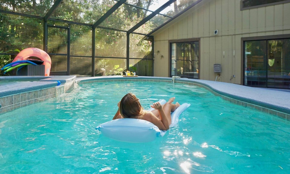 East Arlington House | Cozy 5BR Beach house-Jacksonville-Pet friendly, Heated Pool/Hot Tub & Family Fun