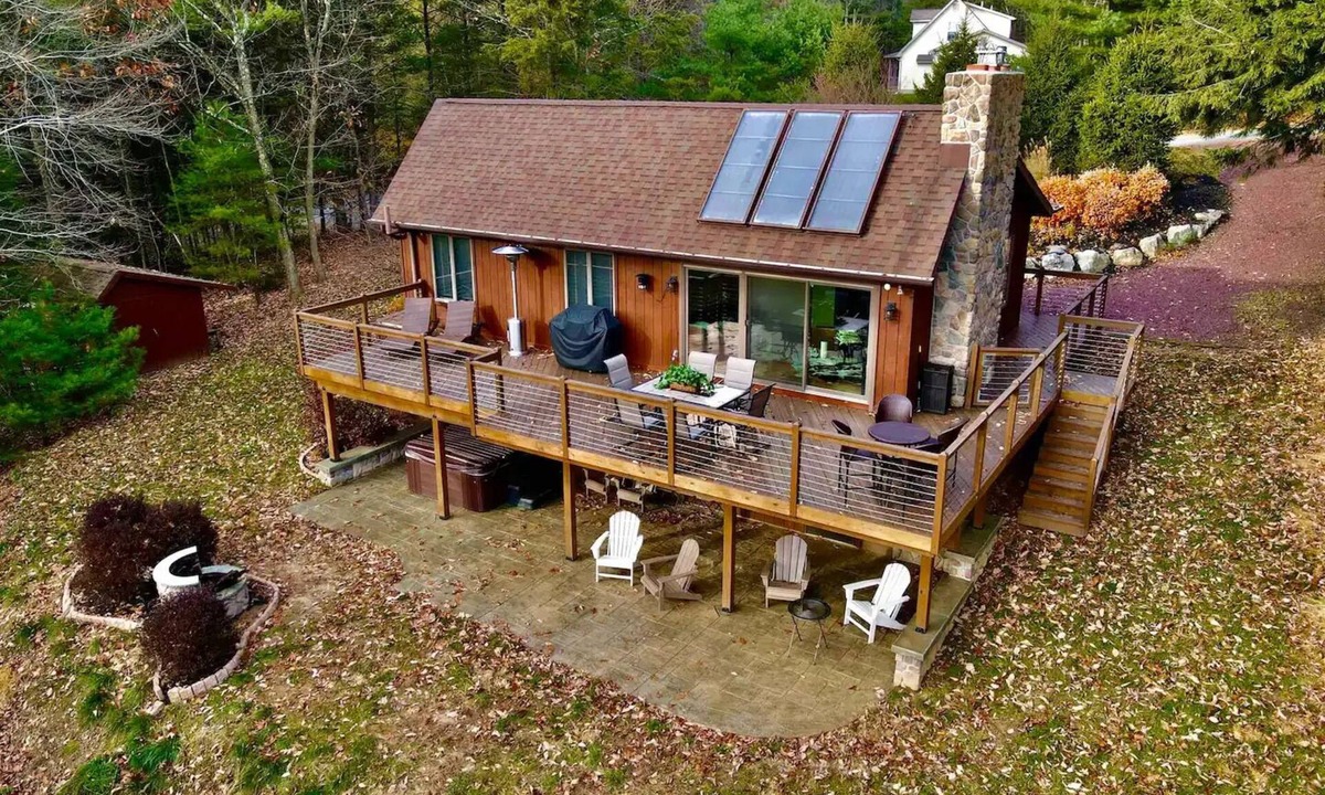 Aquashicola Ski Chalet | Cozy chalet with hot tub and ski resort view