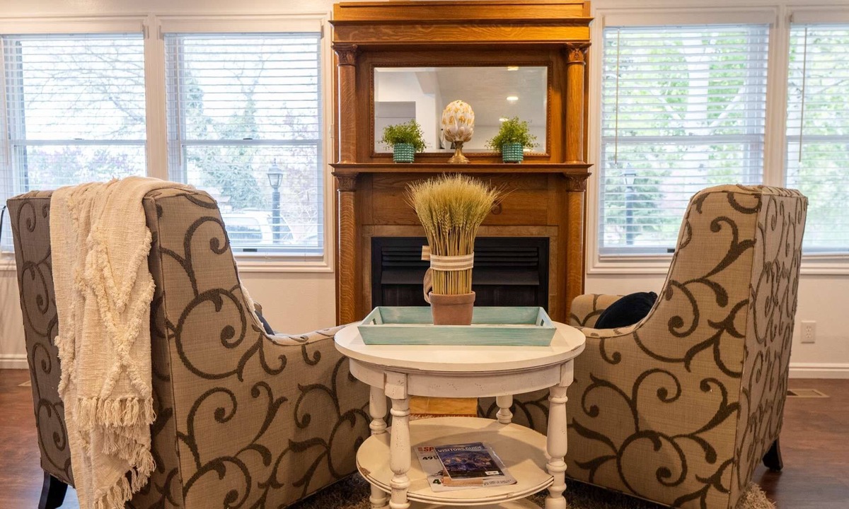 Draper House | Cozy farmhouse near Mountains: Free Ski Rental, Large Deck, ideal location for outdoor exploration!
