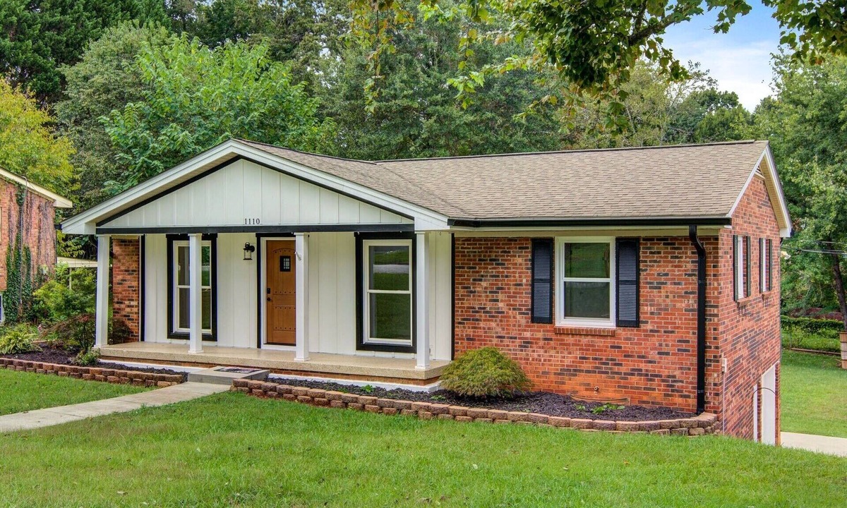 Hickory House | Cozy Home in Hickory