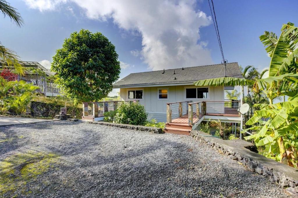 Kalaoa House | Cozy Kona Coast Apt with Lanai about 8 Miles to Beach!