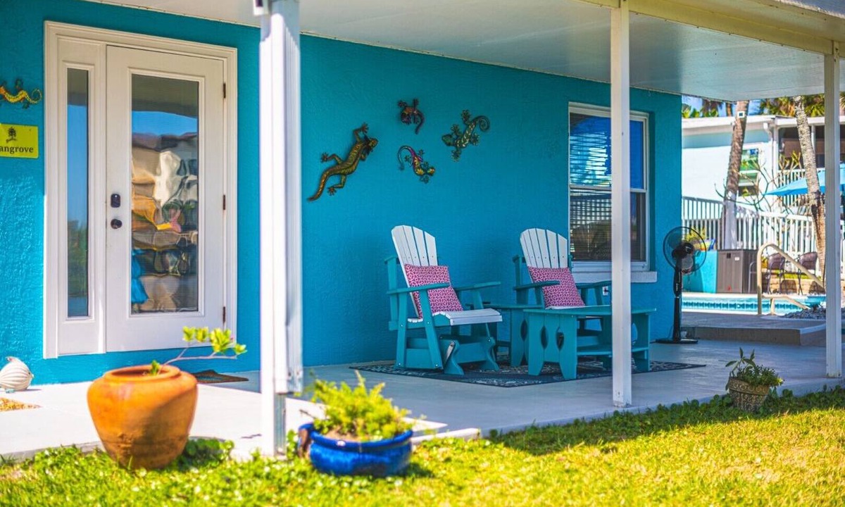 Historic Downtown Melbourne Apartment | Crane Creek Inn Mangrove Suite: Waterfront Pool!