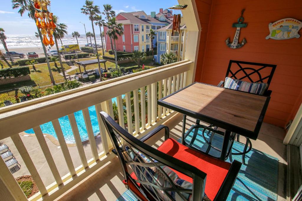 Galveston Apartment | Dawn 831-Beach Getaway