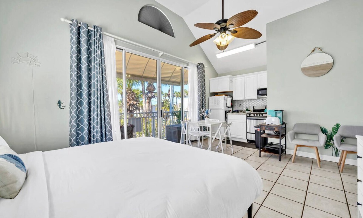 Crystal Beach Cottage | Destin Crystal Beachside Bungalow~Steps to Beach & Pool~Prime location