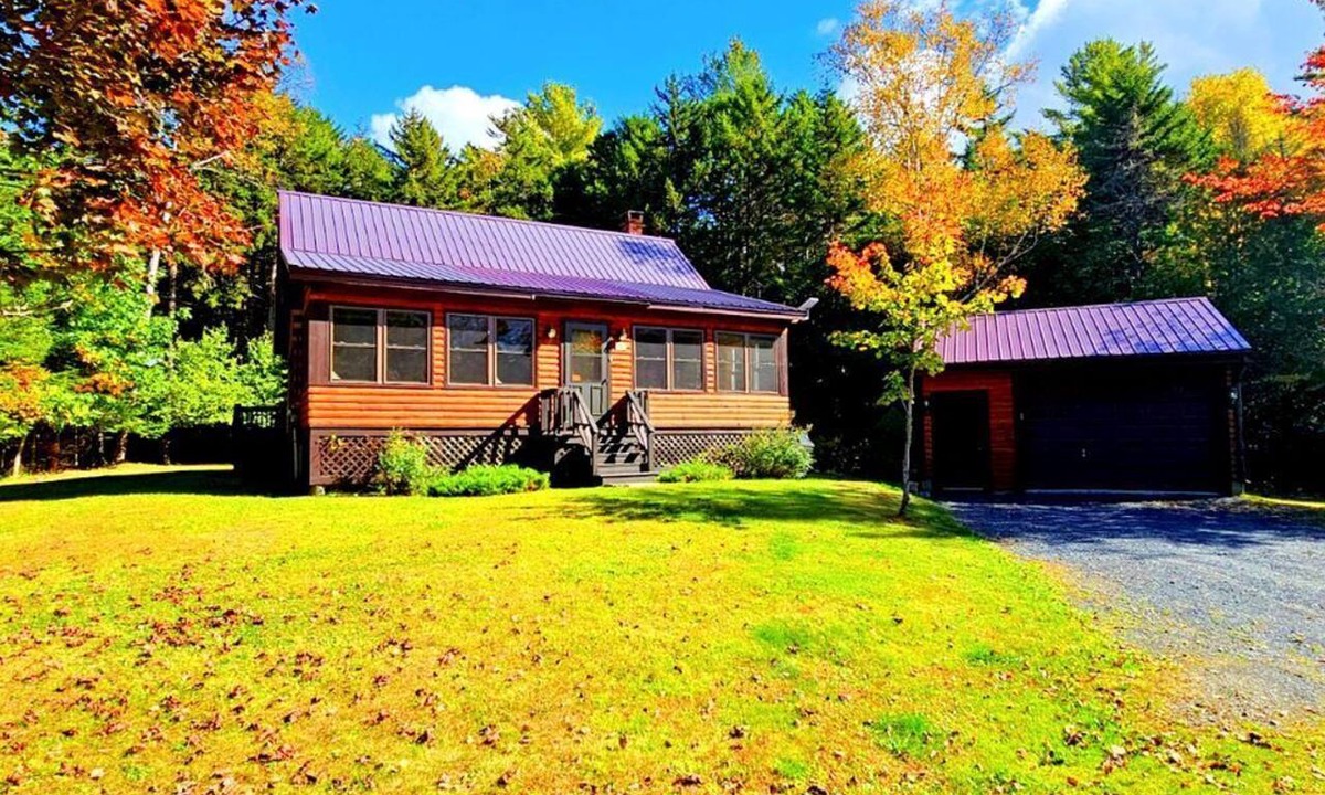 Beaver Cove Cabin | Dog-Friendly Cabin Near the Lake with Kayaks in Maine