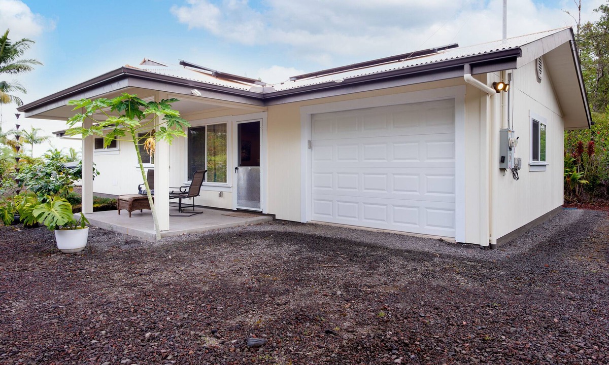 Orchidlands Estates House | Dog-friendly tropical escape with fast WiFi, W/D and partial AC - close to beach