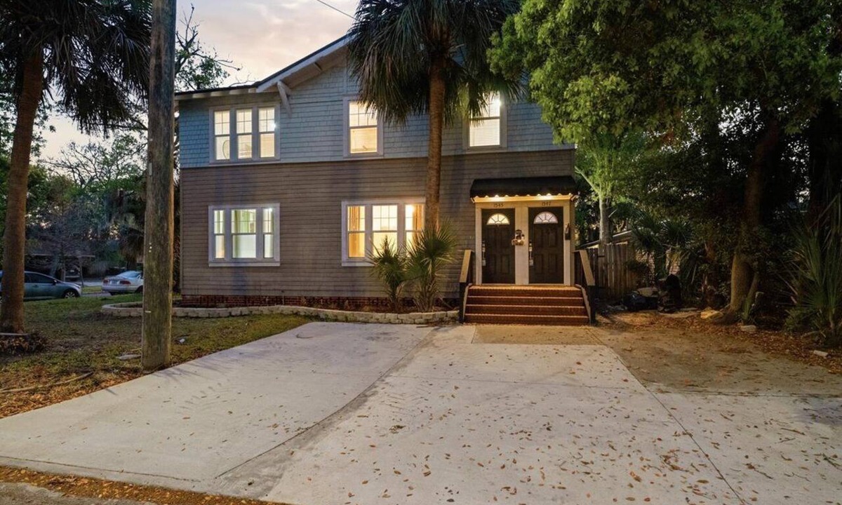 Southbank House | Downtown San Marco Living-Duplex, firepit, spa and BBQ