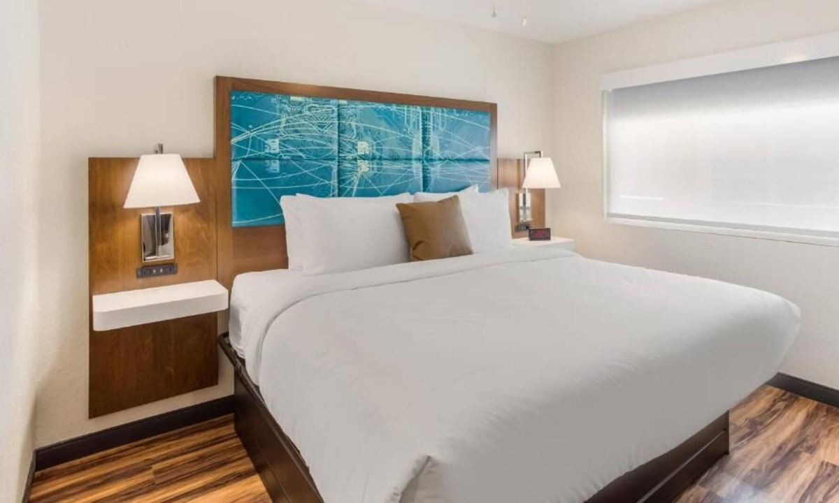 Merry Oaks House | Easy Airport & Downtown Access! Complimentary Breakfast, Onsite Swimming Pool