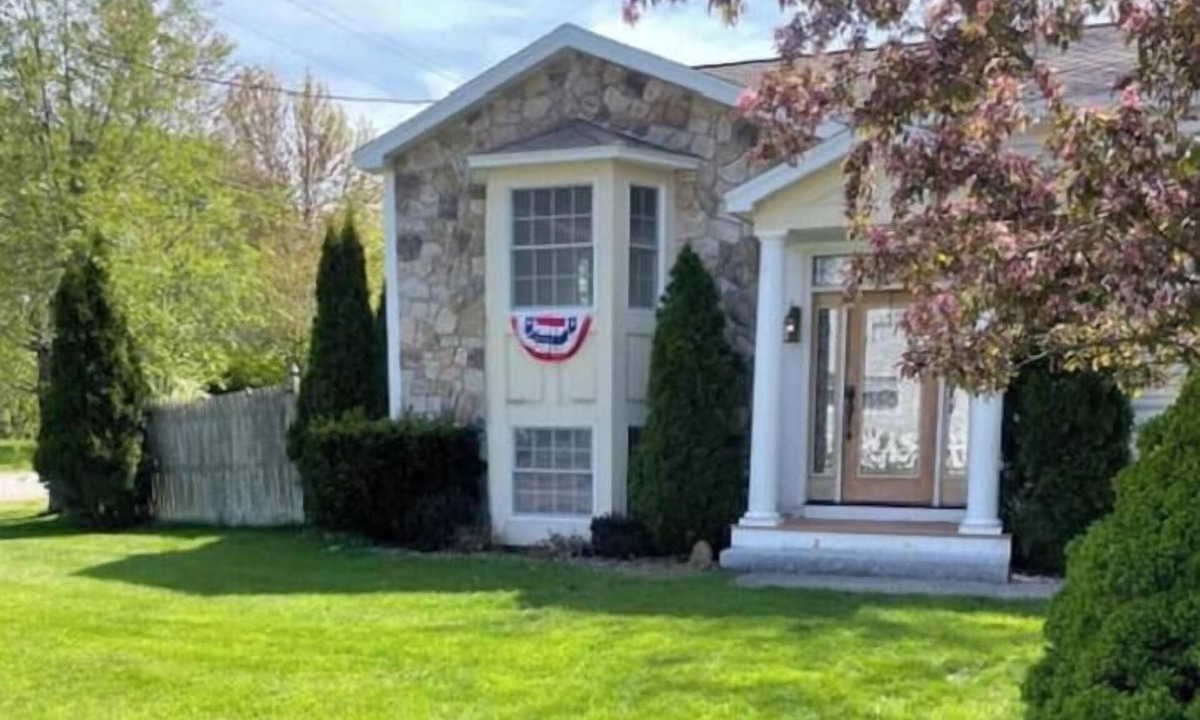 Southern Coast House | Entire Home In Saco Maine! 3.5mil to Old Orchard Beach. Coastal Retreat!