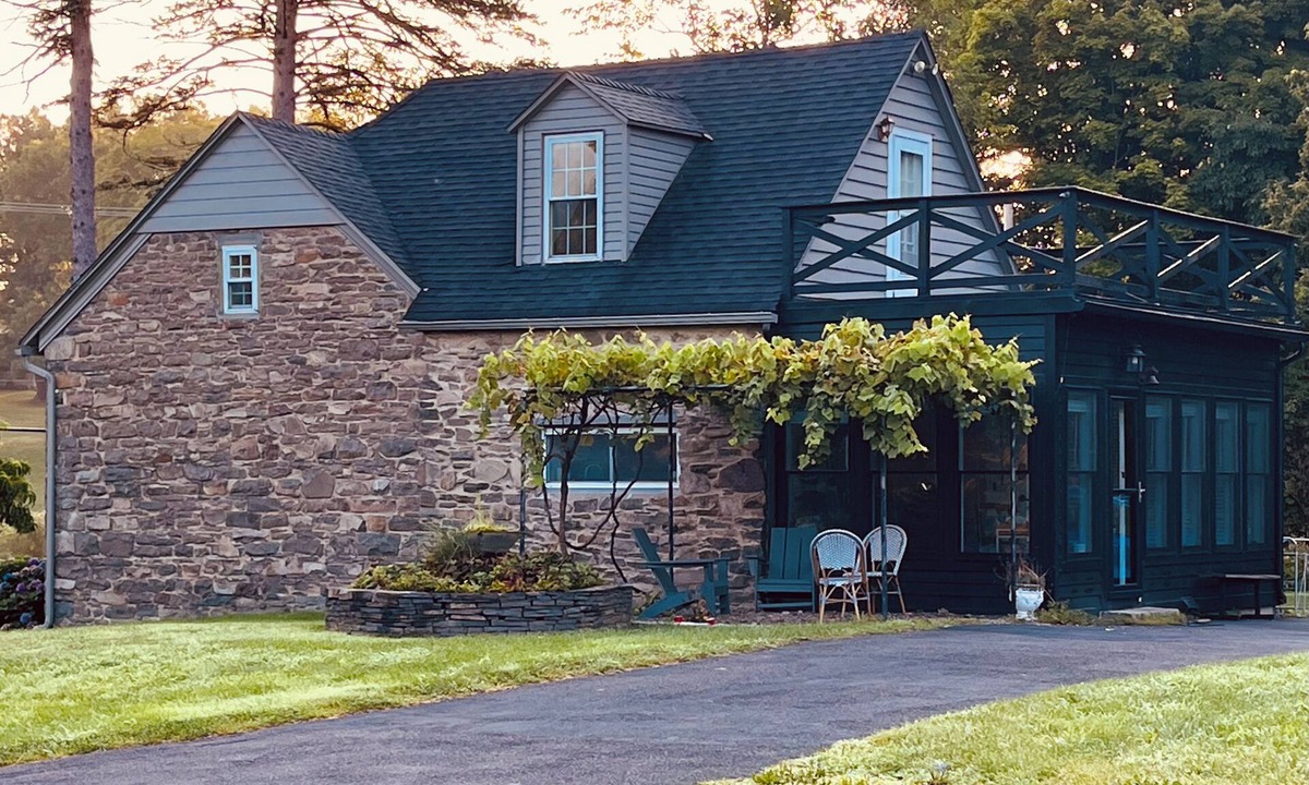 Kingston House | Entire Property Sleeps 10: Farmhouse and Barn Apartments