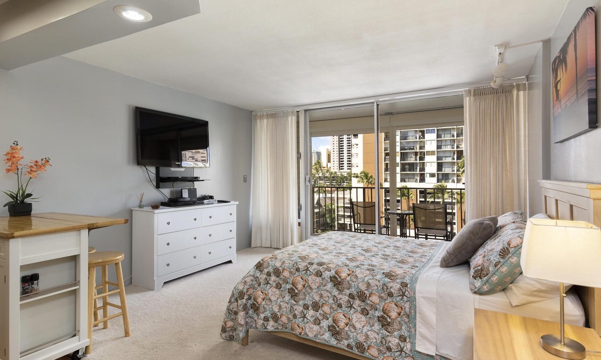 Waikiki Apartment | Fairway Villa 810 Studio - Free WIFI/Parking & AC