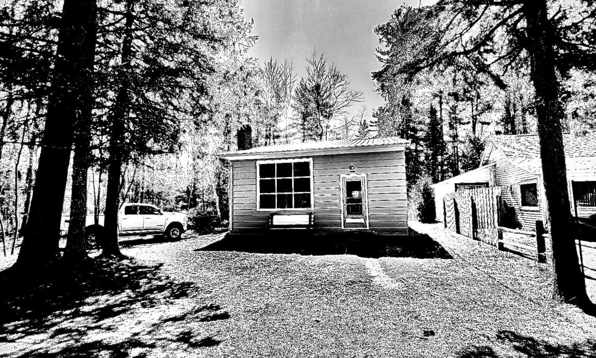 Manistique Cottage | Fall Getaway - 2-Bedroom Cottage in Manistique near Indian Lake