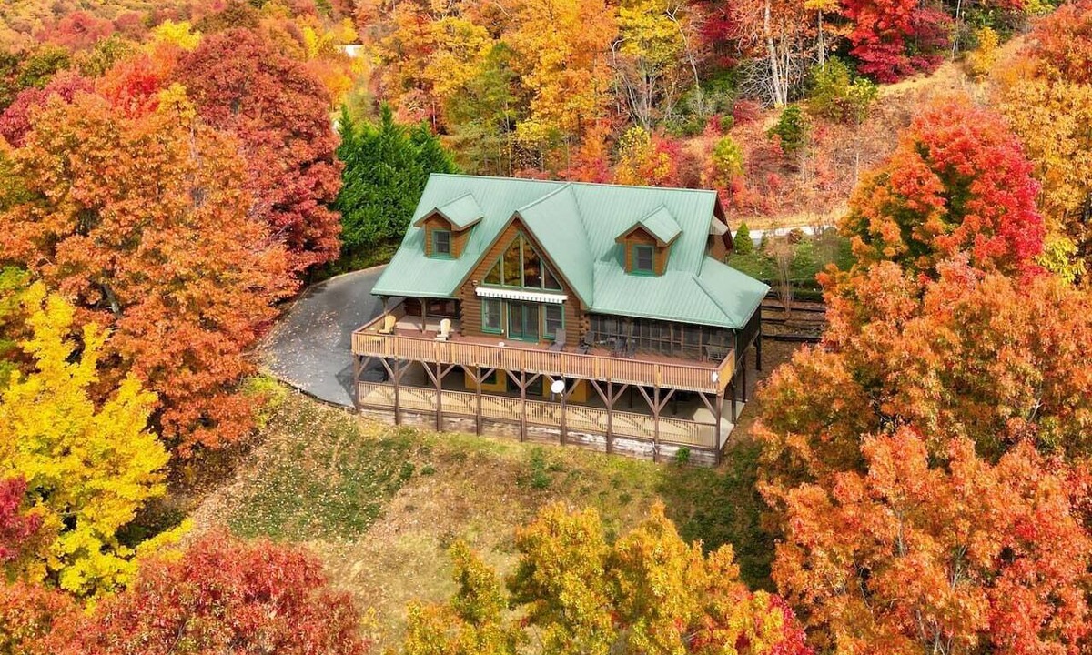 Black Mountain Cabin | Fall Retreat Log Cabin: Hot Tub, Sauna, Games +