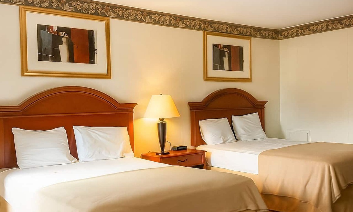 Campbelltown Hotel | Family-Friendly Inn | Minutes to Palmyra Bowling Alley | Free Breakfast