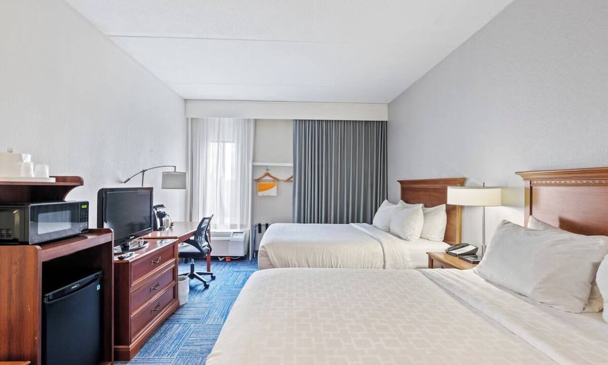 East Texas Hotel | Family Friendly Stay in 2 Rooms with Continental Breakfast and Swimming Pool