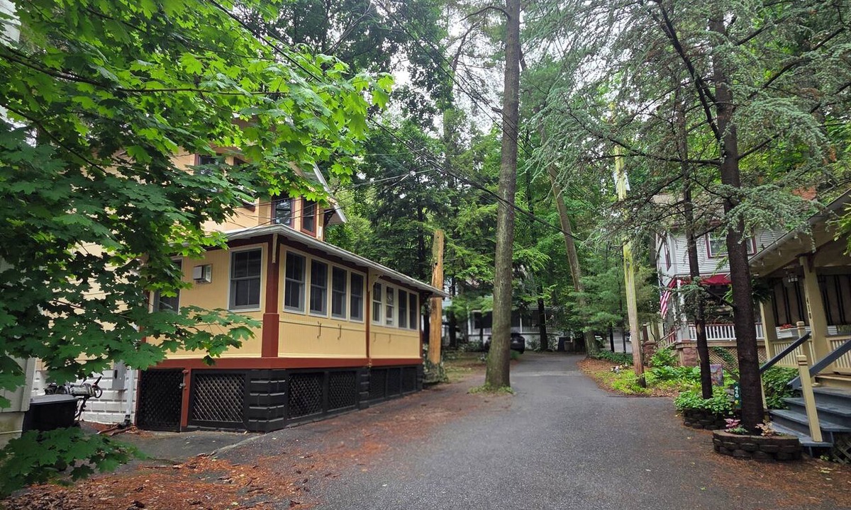 Mount Gretna Heights Cottage | Family Lake Days - Walk to Beach, Shows, Ice Cream