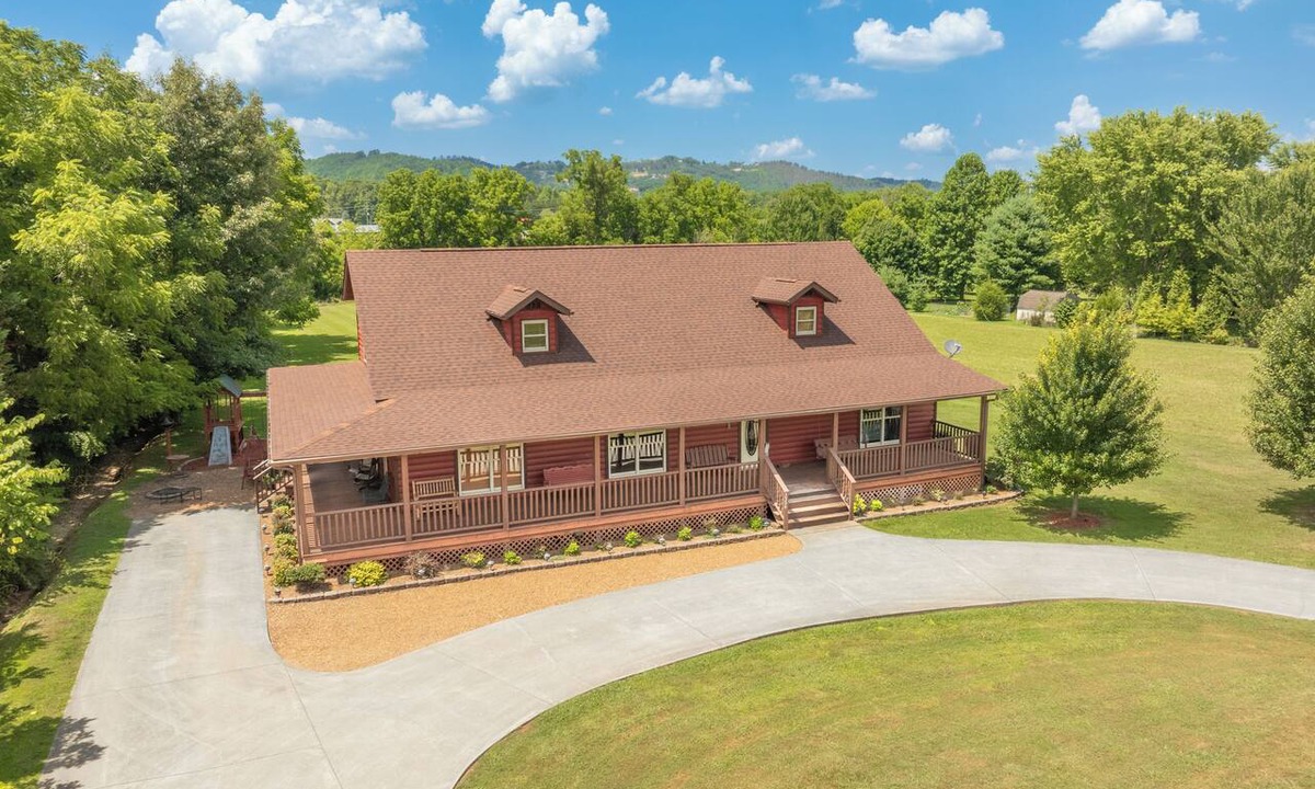 Sevierville House | Family Mountain Cabin Offers Breathtaking View and Cozy Comfort