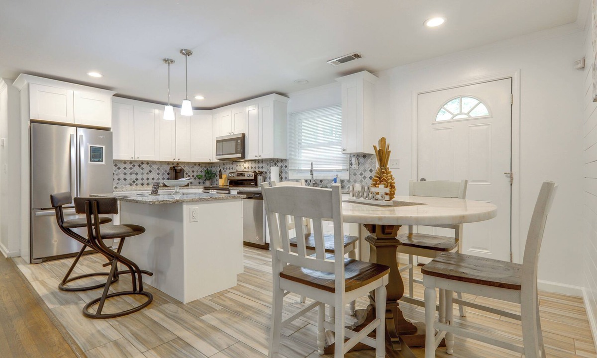 Collier Heights Cottage | Fire Pit & Deck: Home 7 Mi to Mercedes-benz!