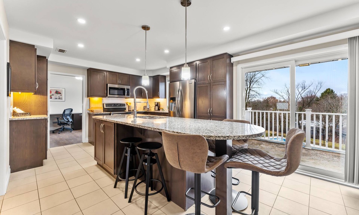 Kingston House | Five star equipped 4 bedroom plus pull out in bsmt, near lake, downtown/Queen's