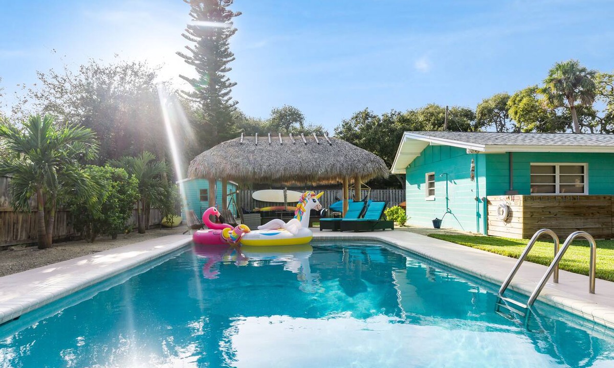 Cocoa Isles House | FreeHeatedLargePool~Walk2Beach~Games- FirePit~MiniGolf~2Kings~BeachGear~TikiHut