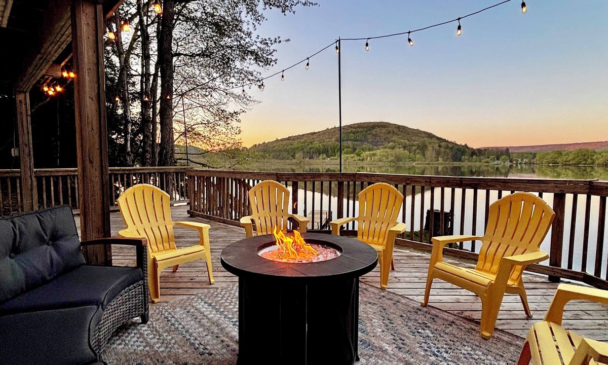 Milford House | Goodyear Lake waterfront home sleeps 13. Near Dreams Park, Cooperstown.