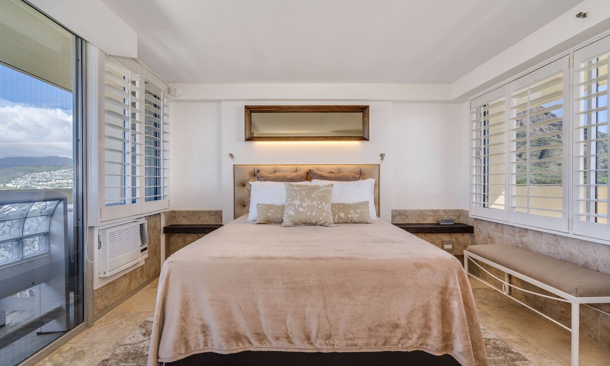 Diamond Head - Kapahulu - St. Louis Apartment | Gorgeous Diamond Head Penthouse Studio Stunning views, Private Balcony.