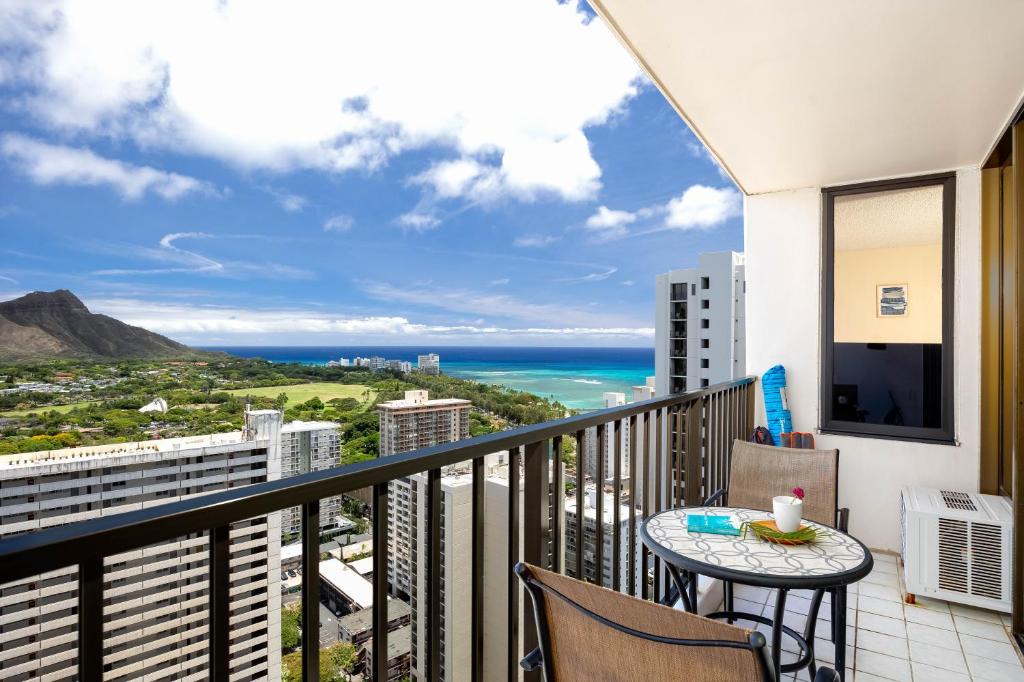 Waikiki Apartment | Gorgeous Diamond Head Views from 34FL with Free Parking