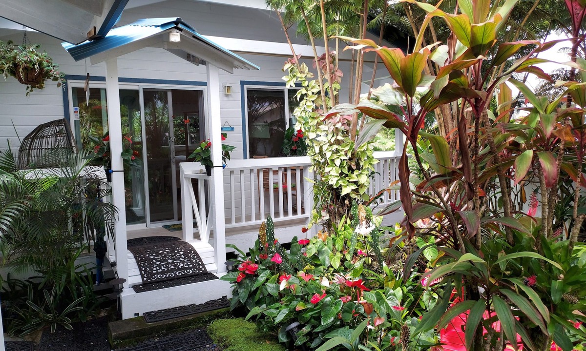 Hilo Cottage | HAWAII Hilo Town~Private GATED Botanical GARDEN COTTAGE w Koi Pond
