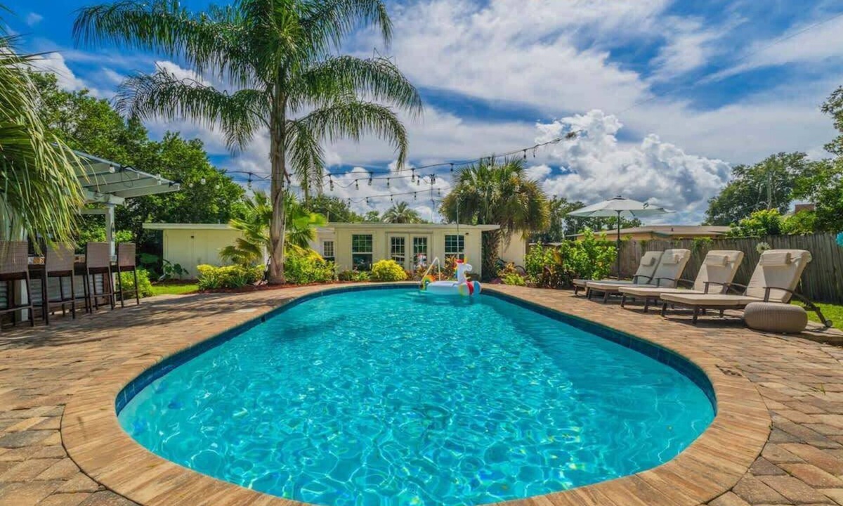 Jacksonville House | “Heated Poolside Oasis”-Central/Firepit