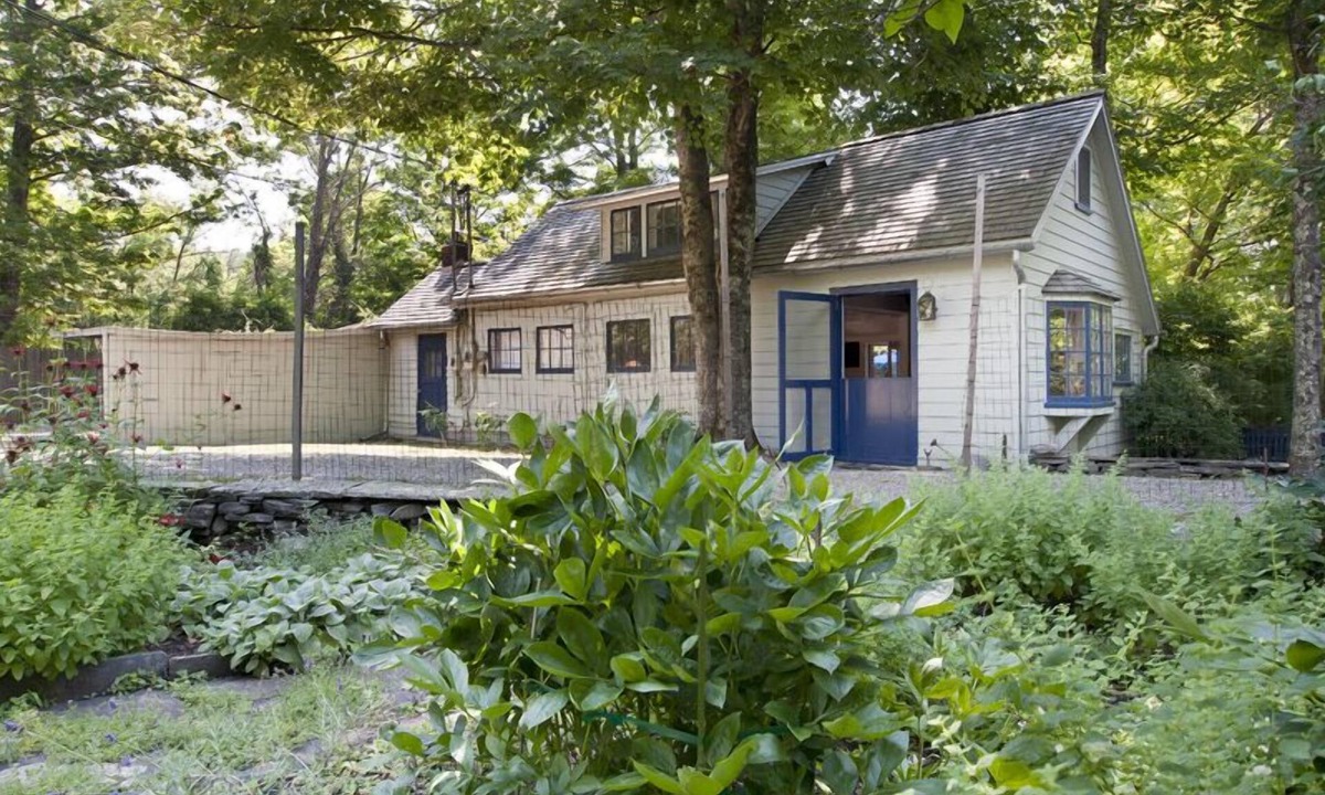Woodstock Cottage | Herb Cottage-Historic Artist's Cottage in Woodstock: Wood Stove, Walk to Town!