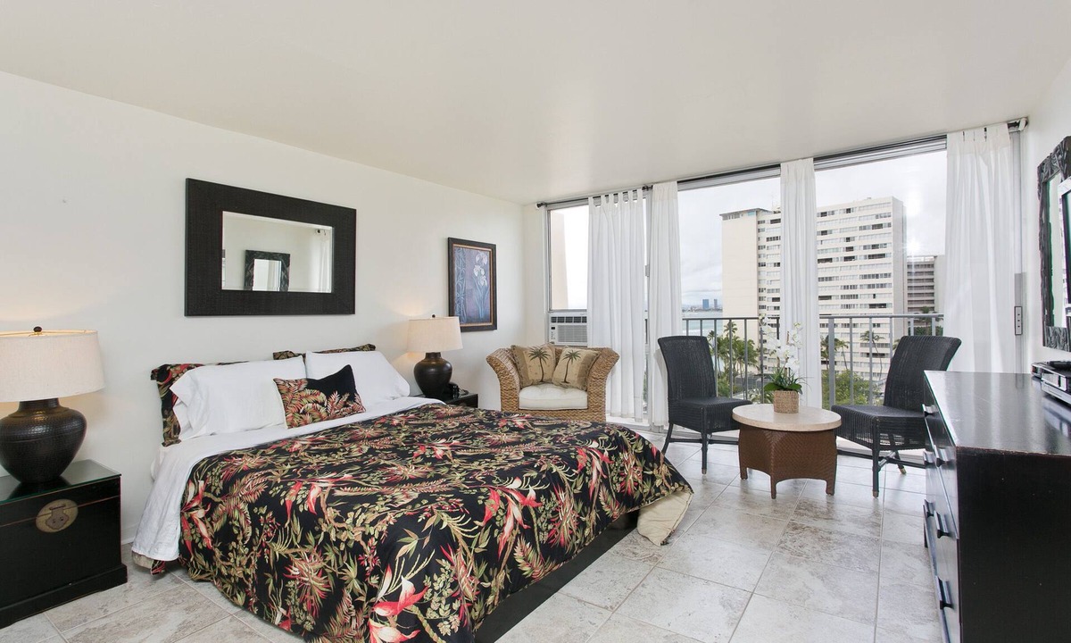 Diamond Head - Kapahulu - St. Louis Apartment | 〽High Floor〰Ocean-View〰Queen-Bed〰Studio w/Kitchenette, Very Quiet Building