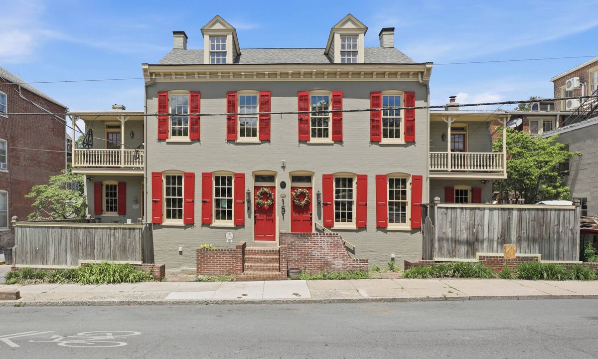 Lancaster House | Historic 8 Bedroom Luxury Retreat - Hot Tub - Sleeps 20+ - Walk Downtown