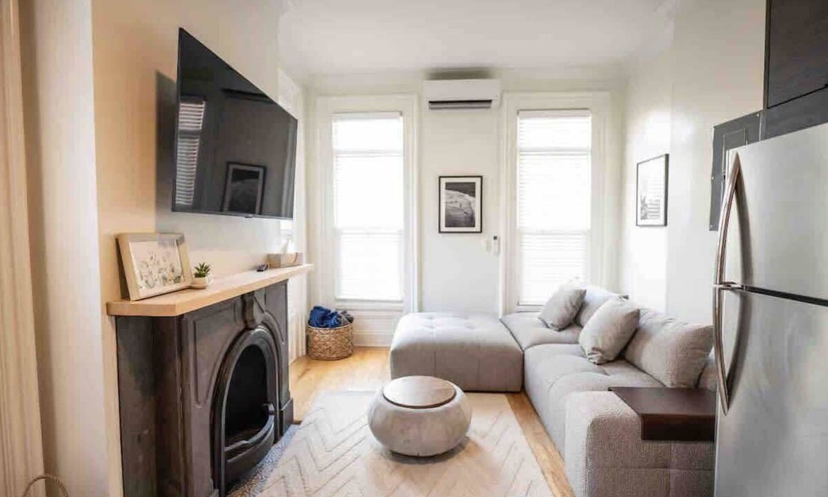 Corn Hill Apartment | Historic Cornhill King bed - Long Stays