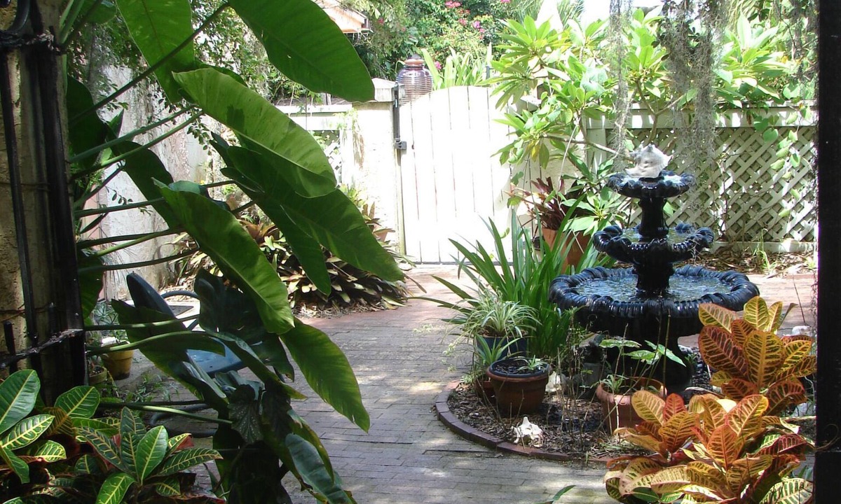 Roseland Cottage | HISTORIC POOLSIDE RIVERFRONT CABANA WITH BOAT DOCK
