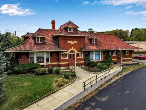Town of Concord Apartment | Historic Springville Train Depot Inn Hotel Apartment