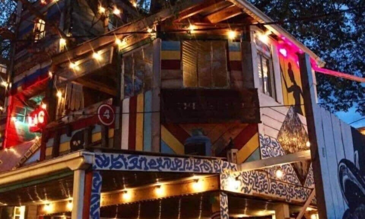 Eastwood House | Holiday Decorations! Cottage, Walkable Location