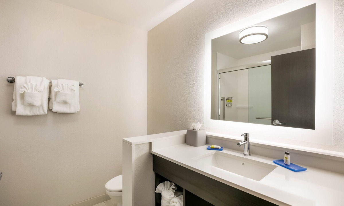 Southside Hotel | Holiday Inn Express & Suites Jacksonville - Town Center by IHG