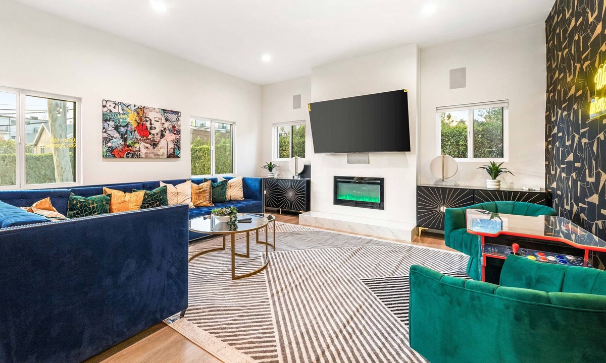Hollywood House | Hollywood Hideaway - Central to Famous Hot Spots -3Bedrooms -4Beds, 3Full Baths