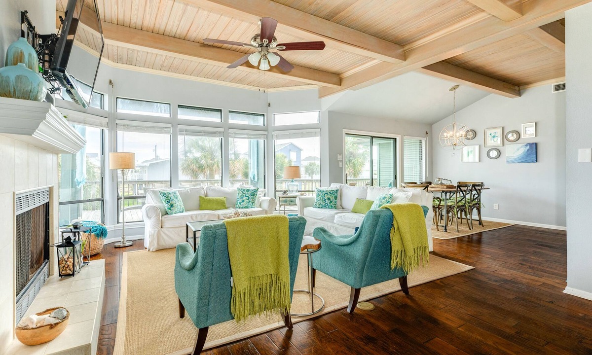 Pirates Beach House | Huge Deck, Walk to Beach, Great Primary Suite, Ping Pong, Bikes, Beach Equipment
