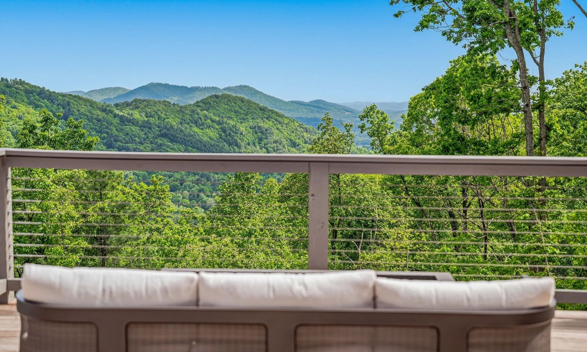 Asheville Villa | Iconic Luxe AVL Retreat: Views|HotTub| Sauna|Cinema