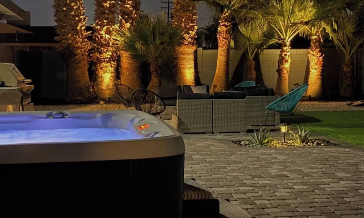 Winchester House | Jacuzzi Huge Yard Sleeps 8-10 Modern spacious layout 5 minutes to strip