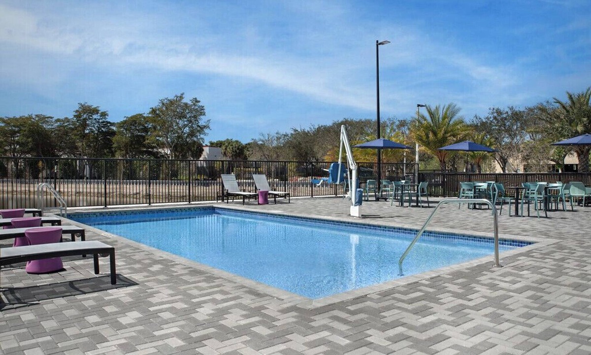 Weston Hotel | King Studio | BBQ, Outdoor Pool | 1.8 mi to Weston Town Center Shops + Breakfast