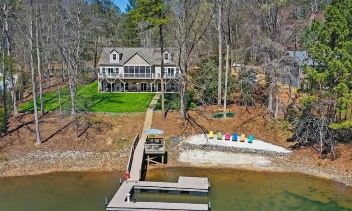Lake Norman of Catawba House | Lakefront Manor with Beach, Gameroom, Sauna, Theatre
