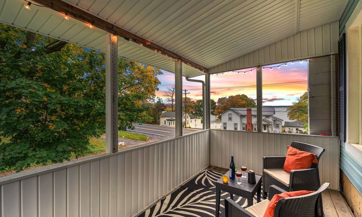 Union Springs House | Lakeview on Cayuga Wine Trail Fenced Yard 2 King Beds Sunset Views