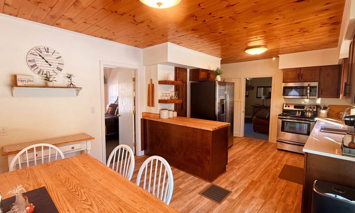 Greenville Junction Apartment | Lakeview, pet friendly apartment with lake access by the Juniper Motel