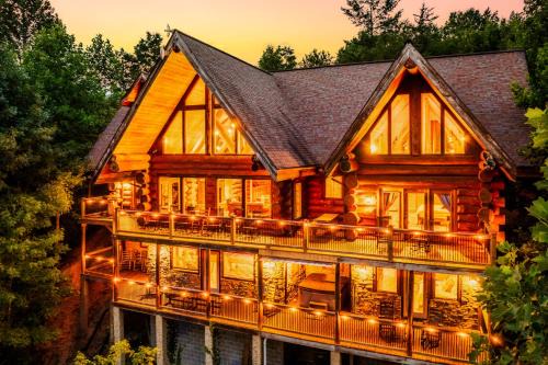 Pittman Center Ski Chalet | LeConte View - Lodge -Theater- August Deals-Views-GameRm-FirePit-HotTub
