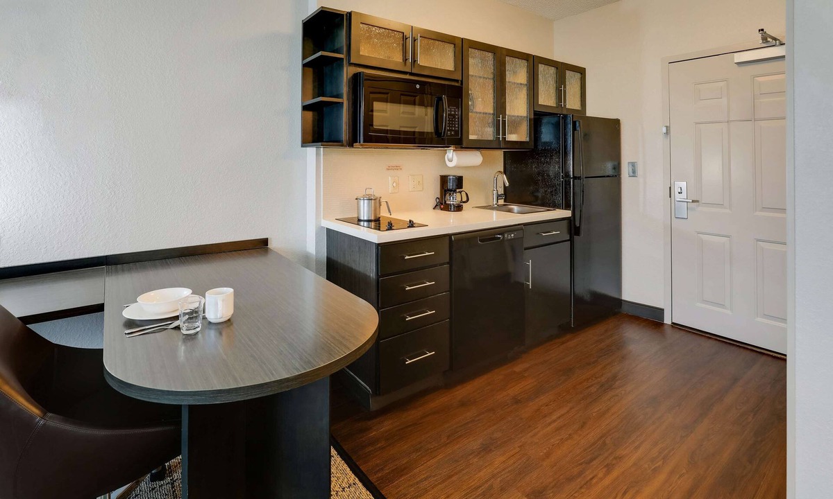 Doral Hotel | Looking for Perfect Spot to Relax? Enjoy Our Room w/Full-Kitchen, FREE Parking