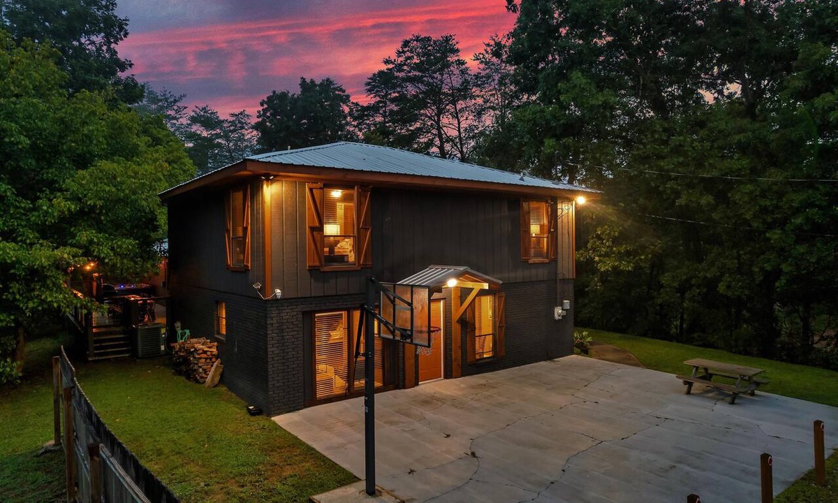 Caton Cabin | Lux Getaway! 15 MIN to Dollywood & Splash Country!