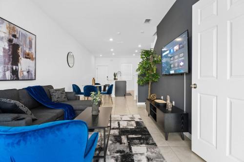 Baymeadows House | Luxe 2BR Townhome | Pool | Close to Beach