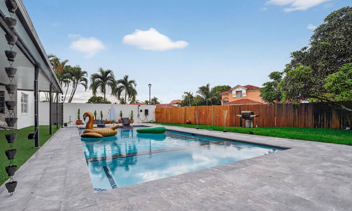 Miami Gardens House | Luxury 3BR-2 1/2 Bath w/Patio Entertainment area